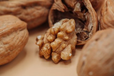 Saman sepetinde sağlıklı organik cevizler.