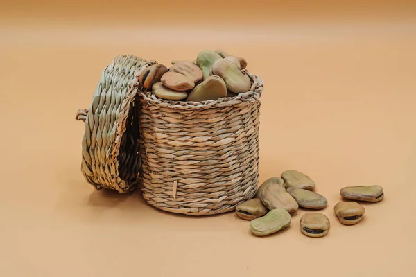 稻草篮中健康的有机干蚕豆 — 图库照片