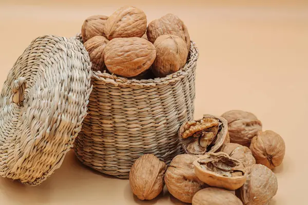 Nueces orgánicas saludables en una cesta de paja —  Fotos de Stock