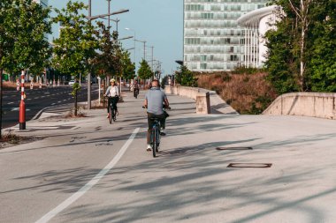 LUXEMBOURG / HAZİRAN 2019: Kirchberg 'in modern bölgesinde sokak hayatı
