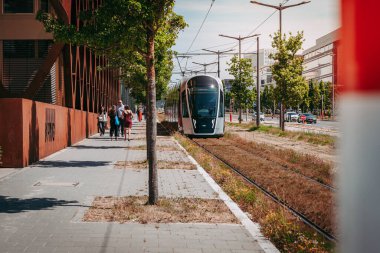 LUXEMBOURG ŞEHRİ / HAZİRAN 2019: İşçi ve banliyö hayatı
