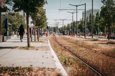 LUXEMBOURG ŞEHRİ / HAZİRAN 2019: İşçi ve banliyö hayatı