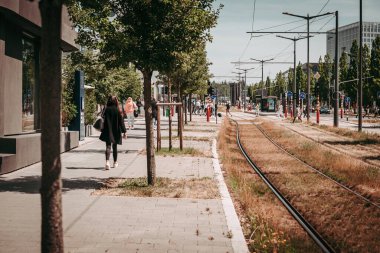 LUXEMBOURG ŞEHRİ / HAZİRAN 2019: İşçi ve banliyö hayatı