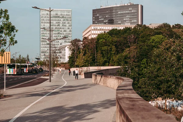 Luxembourg 2019年7月 キルヒベルクの近代地区における街路生活 — ストック写真