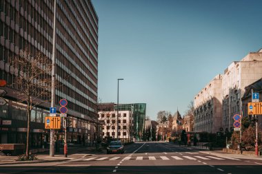 LUXEMBOURG ŞEHRİ / APRIL 2020: Coronavirus küresel acil durumlarında boş şehir merkezi