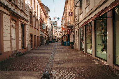 LUXEMBOURG ŞEHRİ / APRIL 2020: Coronavirus küresel acil durumlarında boş şehir merkezi