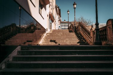 LUXEMBOURG ŞEHRİ / APRIL 2020: Coronavirus küresel acil durumlarında boş şehir merkezi