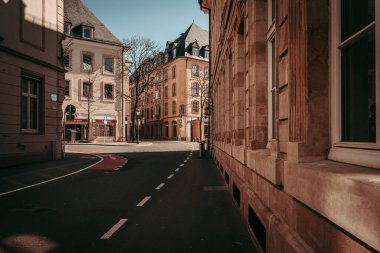 LUXEMBOURG ŞEHRİ / APRIL 2020: Coronavirus küresel acil durumlarında boş şehir merkezi