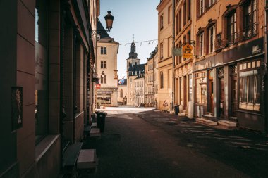 LUXEMBOURG ŞEHRİ / APRIL 2020: Coronavirus küresel acil durumlarında boş şehir merkezi