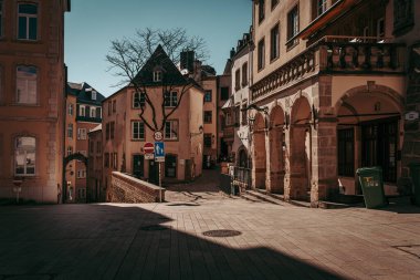 LUXEMBOURG ŞEHRİ / APRIL 2020: Coronavirus küresel acil durumlarında boş şehir merkezi