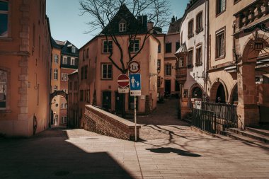 LUXEMBOURG ŞEHRİ / APRIL 2020: Coronavirus küresel acil durumlarında boş şehir merkezi