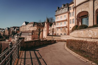 LUXEMBOURG ŞEHRİ / APRIL 2020: Coronavirus küresel acil durumlarında boş şehir merkezi