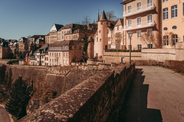 LUXEMBOURG ŞEHRİ / APRIL 2020: Coronavirus küresel acil durumlarında boş şehir merkezi