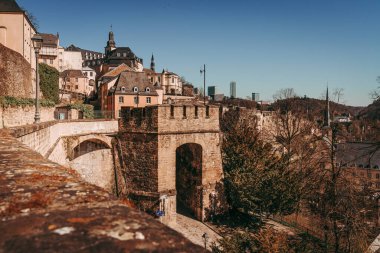 LUXEMBOURG ŞEHRİ / APRIL 2020: Coronavirus küresel acil durumlarında boş şehir merkezi