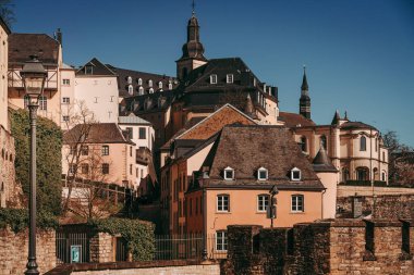 LUXEMBOURG ŞEHRİ / APRIL 2020: Coronavirus küresel acil durumlarında boş şehir merkezi