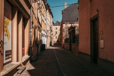 LUXEMBOURG ŞEHRİ / APRIL 2020: Coronavirus küresel acil durumlarında boş şehir merkezi