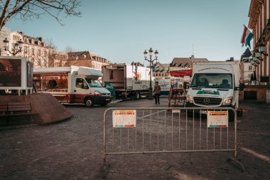LUXEMBOURG CITY / APRIL 2020: Coronavirus acil durumlarında haftalık yerel gıda pazarı