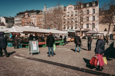 LUXEMBOURG CITY / APRIL 2020: Coronavirus acil durumlarında haftalık yerel gıda pazarı