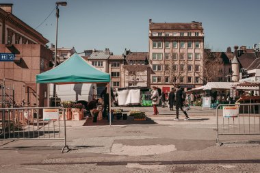 LUXEMBOURG CITY / APRIL 2020: Coronavirus acil durumlarında haftalık yerel gıda pazarı