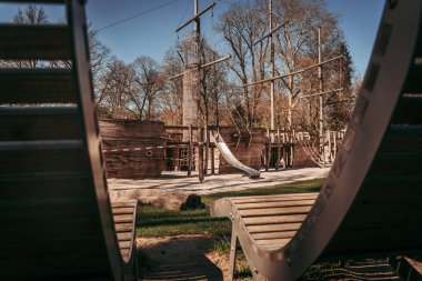 LUXEMBOURG ŞEHRİ / APRIL 2020: Coronavirus küresel acil durumlarında kamu parkları kapatıldı