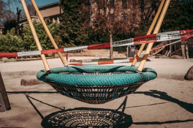 LUXEMBOURG ŞEHRİ / APRIL 2020: Coronavirus küresel acil durumlarında kamu parkları kapatıldı