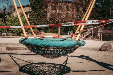 LUXEMBOURG ŞEHRİ / APRIL 2020: Coronavirus küresel acil durumlarında kamu parkları kapatıldı