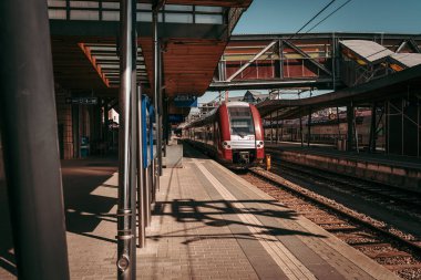 LUXEMBOURG ŞEHRİ / APRIL 2020: Coronavirus küresel acil durumlarında kamu tren istasyonu