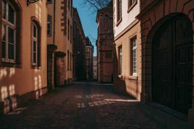 LUXEMBOURG ŞEHRİ / APRIL 2020: Coronavirus küresel acil durumlarında boş şehir merkezi