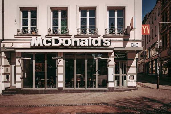 Luksemburg Miejsce Kwiecień 2020 Okna Mcdonaldsa Czasach Zagrożenia Wirusem Koronawirusowym — Zdjęcie stockowe