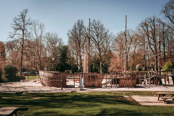 Luxembourg City エイプリル2020 コロナウイルスの全世界的緊急時に閉鎖された公共公園 — ストック写真