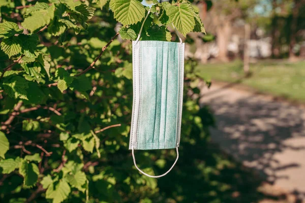 COVID-19 Chirurgische Maske zum Schutz vor ansteckenden Krankheiten und Coronavirus — Stockbild Covid Chirurgische Maske Zum Schutz Vor Ansteckenden Krankheiten Und Coronavirus — Stockfoto