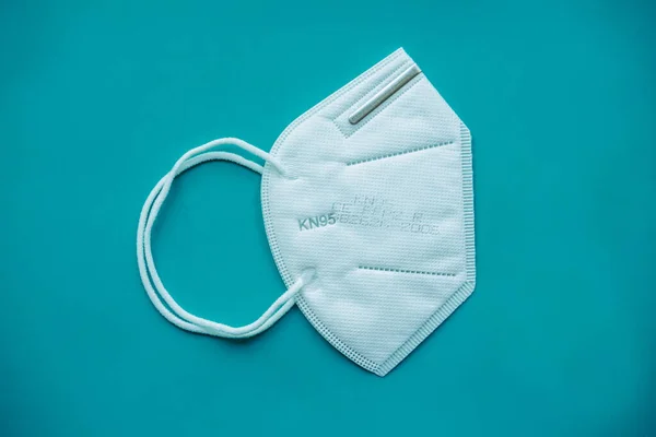 Bulaşıcı hastalıklara ve korona virüsüne karşı korunmak için COVID-19 KN95 maskesi