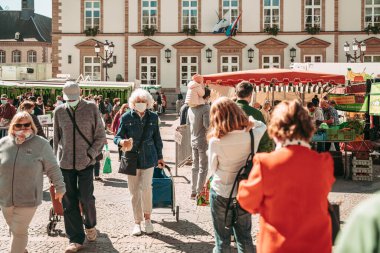 LUXEMBOURG / APRIL 2020: Yerel gıda pazarında koruma maskesi takan insanlar
