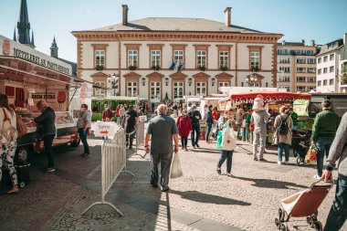 LUXEMBOURG / APRIL 2020: Yerel gıda pazarında koruma maskesi takan insanlar