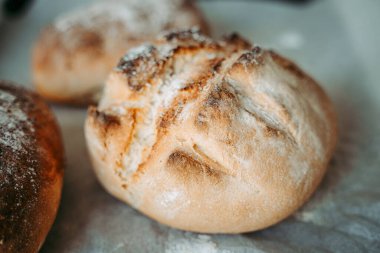 Fırında taze pişmiş kabuklu ekmek.