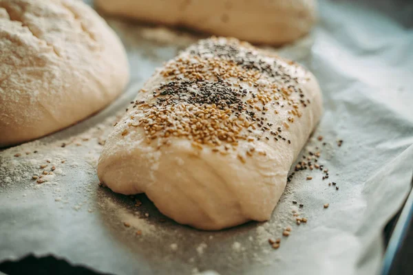 Ungekochtes Kleines Brot Mit Sesam Und Chiasamen — Stockfoto