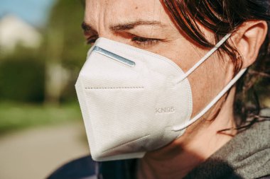 LUXEMBOURG / APRIL 2020: COVID-19 hastalığına karşı koruyucu KN95 maskesi takan kadın