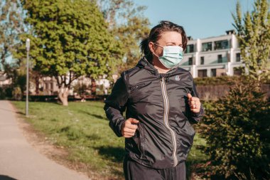 LUXEMBOURG / APRIL 2020: COVID-19 'a karşı korumak için cerrahi maske takan kadın