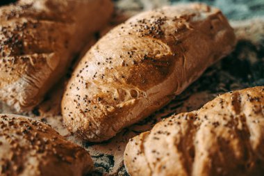 Fırında taze ekmek var. Fırında.