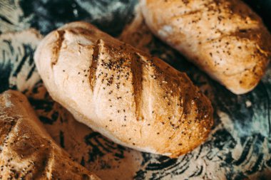 Fırında taze ekmek var. Fırında.