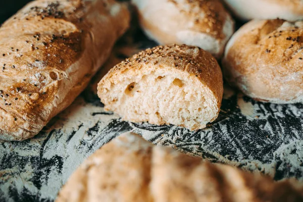 Frisch Gebackenes Brot Beim Bäcker — Stockfoto