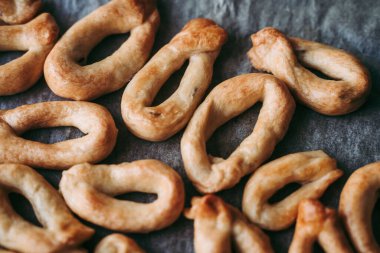 El yapımı taralli tuzlu aperatif, tipik Puglia, İtalya.