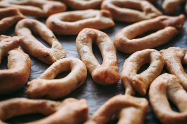 El yapımı taralli tuzlu aperatif, tipik Puglia, İtalya.