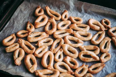 El yapımı taralli tuzlu aperatif, tipik Puglia, İtalya.
