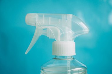 Maskeleri temizlemek ve korona virüsü enfeksiyonunu önlemek için dezenfektan sprey şişesi.