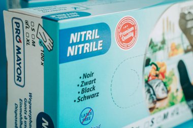 Virüs enfeksiyonlarını korumak için siyah tek kullanımlık nitril eldivenler.