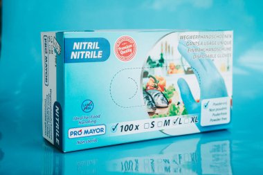 Mavi tek kullanımlık nitril eldivenler virüs enfeksiyonlarını korumak için.