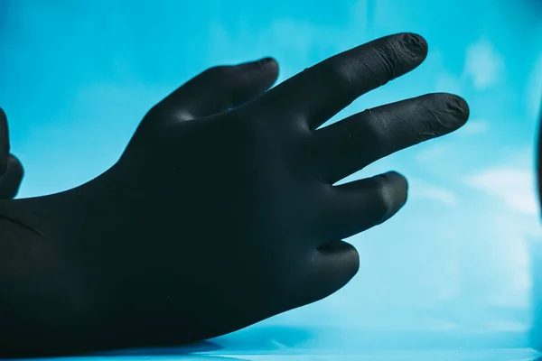黑色一次性氮肥手套预防老年病病毒感染 — 图库照片