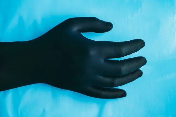 再びウイルス感染を保護する黒使い捨てニトリル手袋 — ストック写真