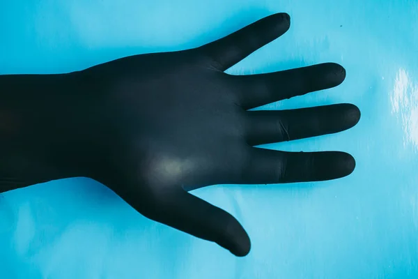 再びウイルス感染を保護する黒使い捨てニトリル手袋 — ストック写真